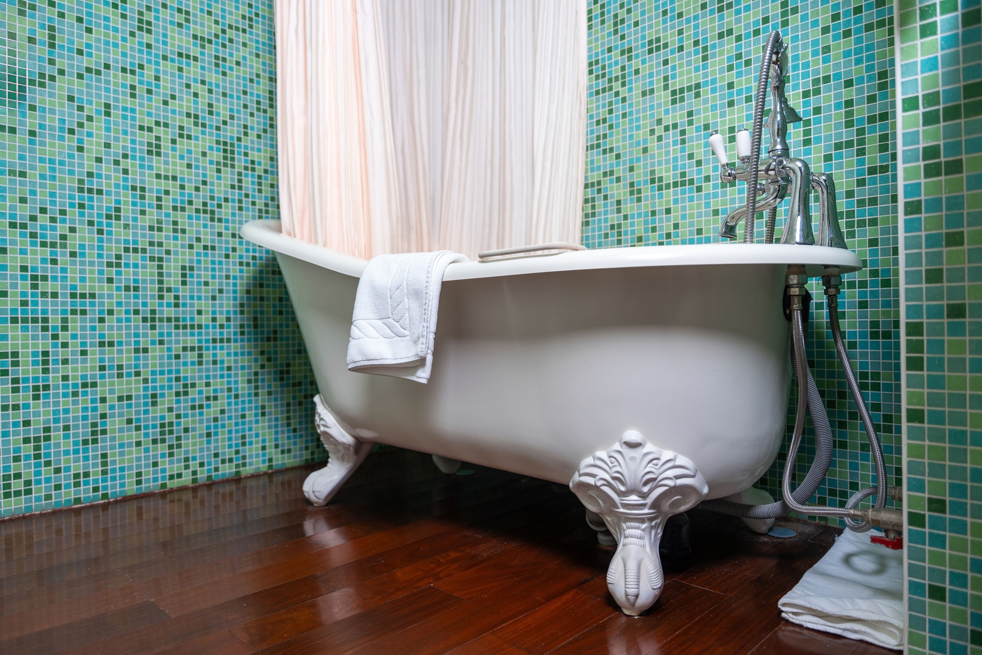 Vintage Hotel Elegance with Clawfoot Bathtub